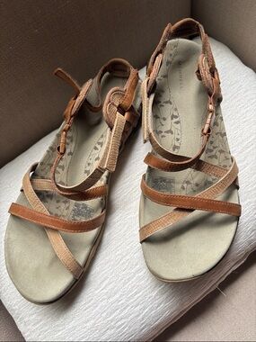 Merrell Women's Tan and Brown Leather Strappy Sandals